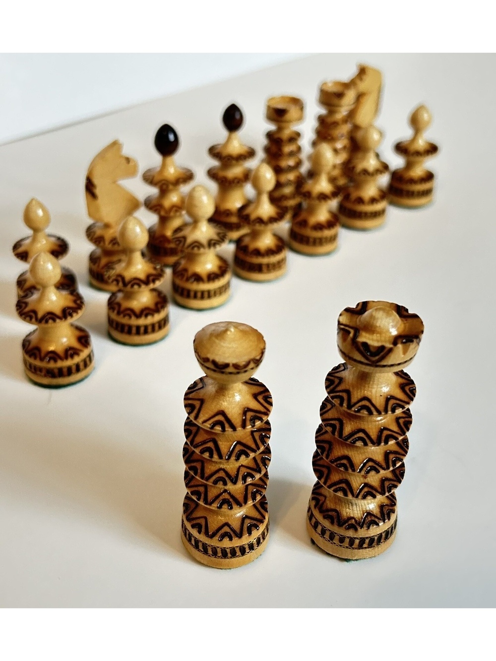 Wooden Chess Set 'Saint George' Style with Metal Inlay & Pyrography Incomplete - Picture 4 of 16
